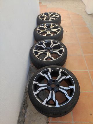 Cuatro gomas con llantas 