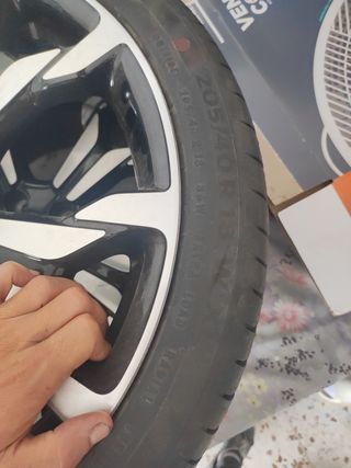Cuatro gomas con llantas 