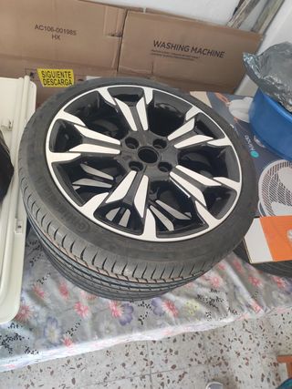 Cuatro gomas con llantas 