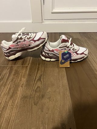 Zapatillas ASICS Rojas y Blancas