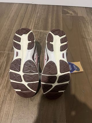 Zapatillas ASICS Rojas y Blancas
