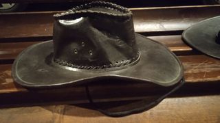 Sombreros de piel marrones