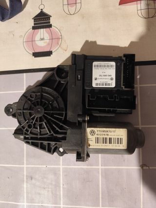 Motor elevalunas izquierdo Skoda Octavia 2 2011