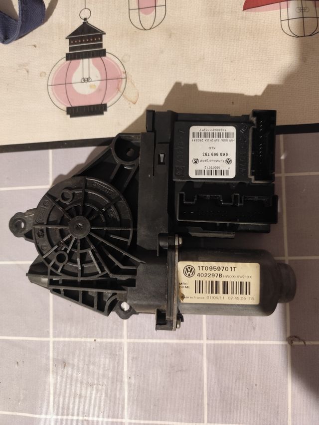 Motor elevalunas izquierdo Skoda Octavia 2 2011