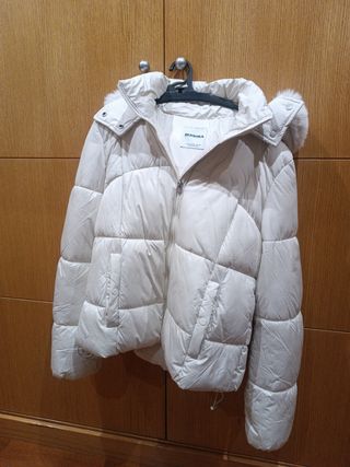 Plumas Bershka blanca mujer