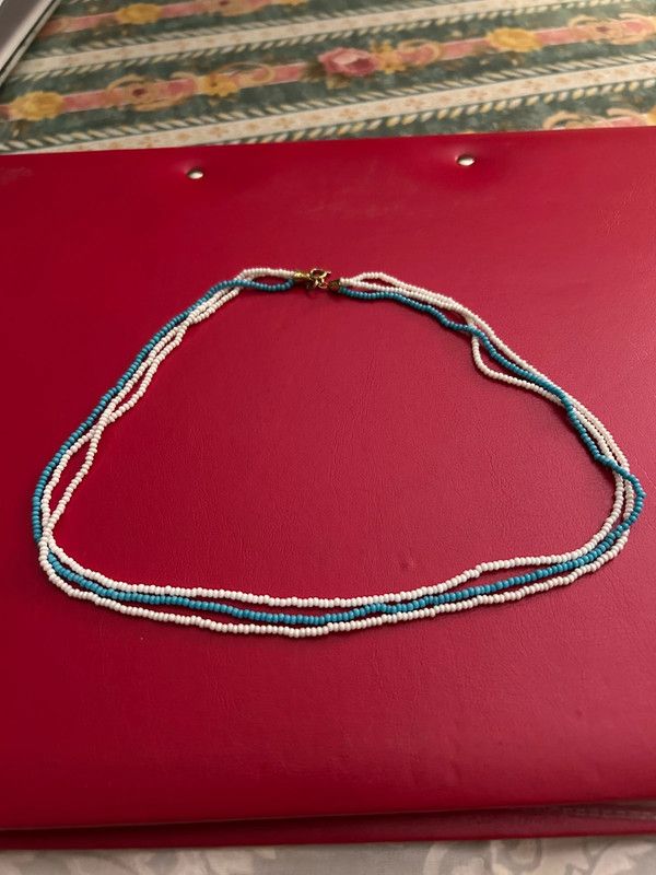 Collar de cuentas turquesa y blanco