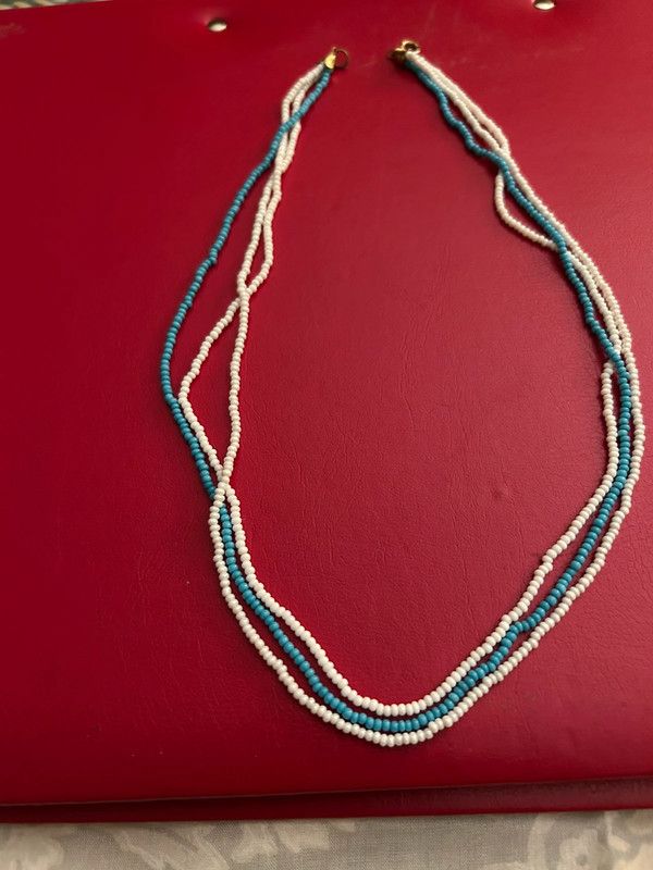 Collar de cuentas turquesa y blanco
