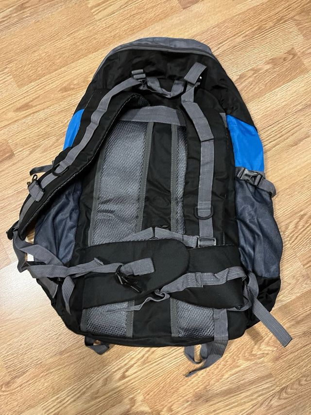 Mochila de senderismo 50L azul y negra