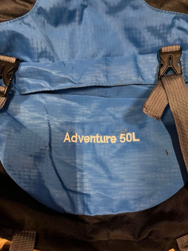 Mochila de senderismo 50L azul y negra