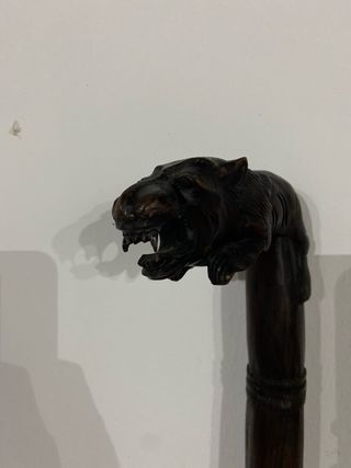 Bastón tallado a mano con cabeza de tigre