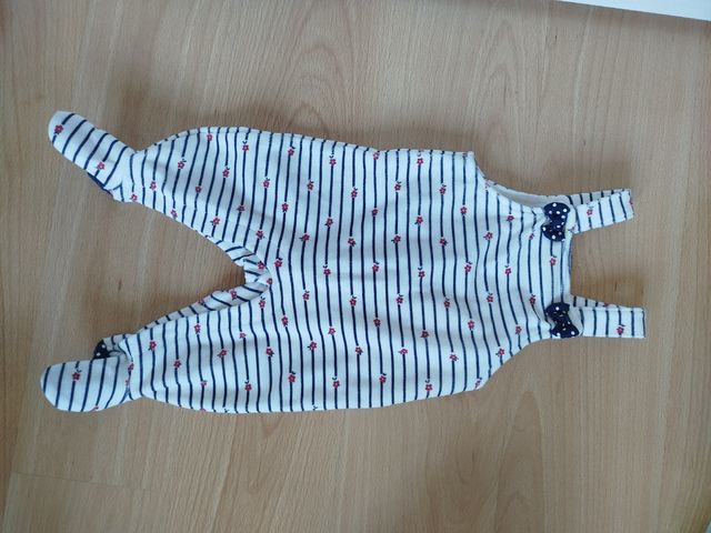 Ropa de bebé a rayas con flores