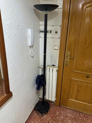 Lámpara de pie negra y dorada