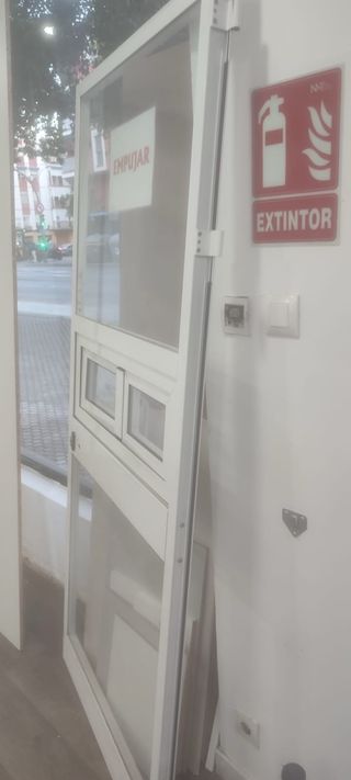Puerta de aluminio
ancho. 0,88 alto 2.06 cm  