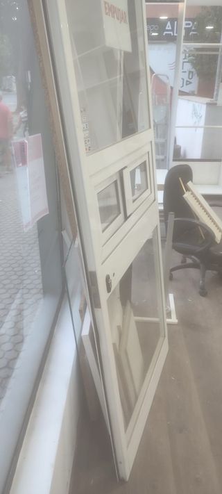 Puerta de aluminio
ancho. 0,88 alto 2.06 cm  