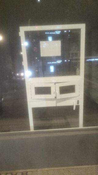 Puerta de aluminio
ancho. 0,88 alto 2.06 cm  