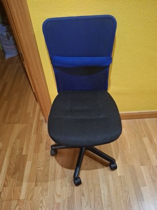 Silla de estudio azul y negra
