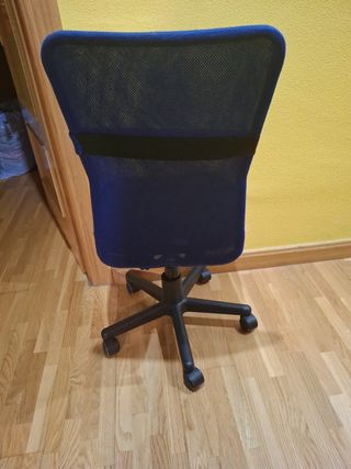 Silla de estudio azul y negra