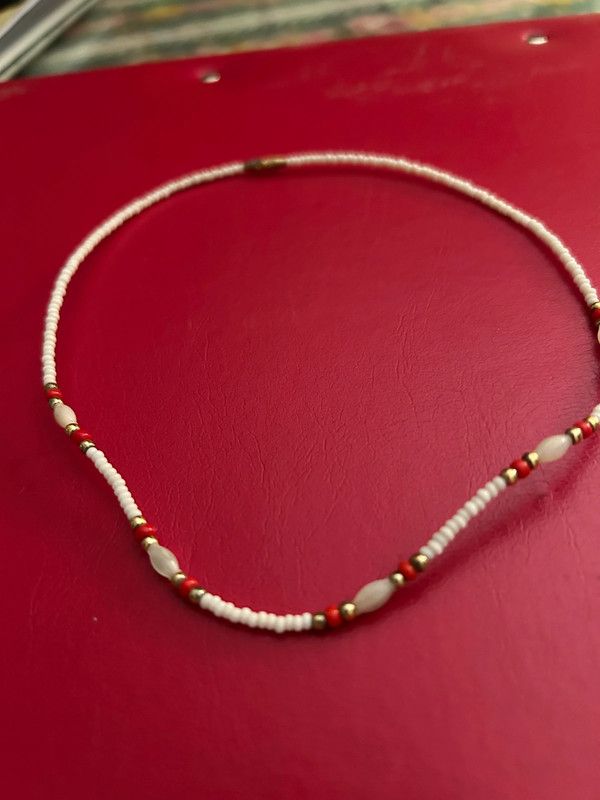 Gargantilla bolitas blancas, rojas y doradas