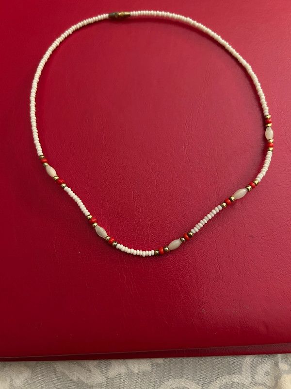 Gargantilla bolitas blancas, rojas y doradas