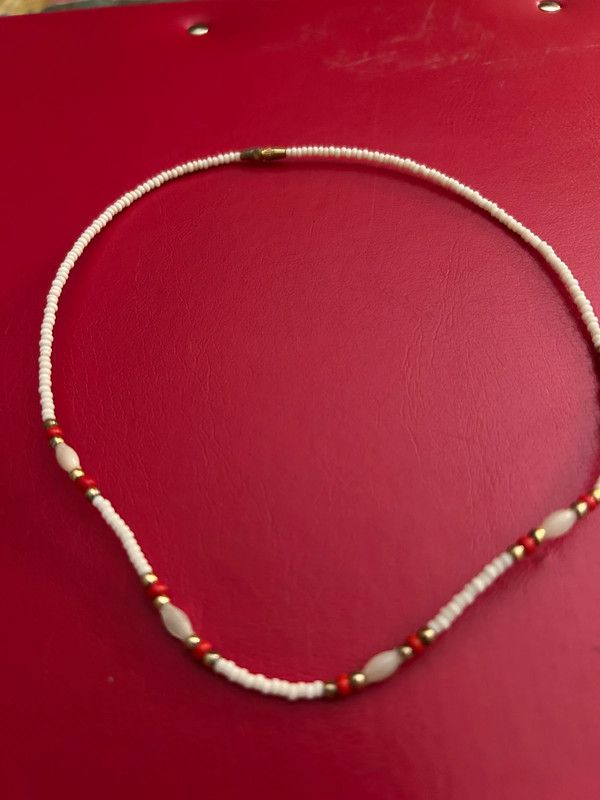 Gargantilla bolitas blancas, rojas y doradas