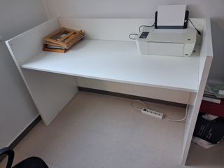 Mesa de escritorio blanca