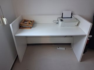 Mesa de escritorio blanca