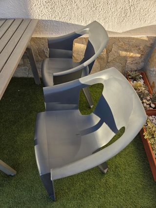 Conjunto mesa madera y 6 sillas de jardín.