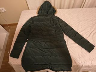 Abrigo verde oscuro mujer con pelo