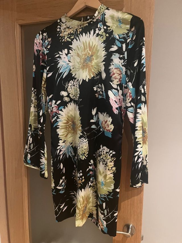 Vestido corto satinado estampado