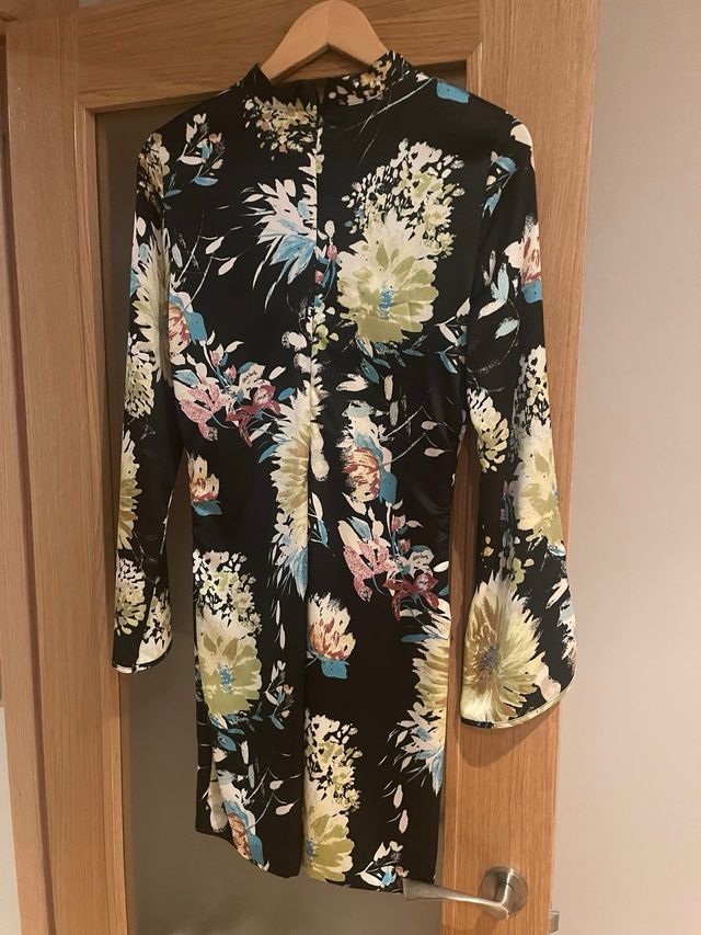 Vestido corto satinado estampado