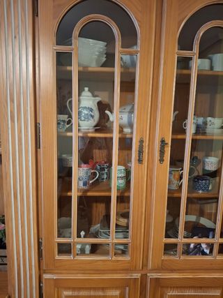 Mueble de madera maciza con vitrina