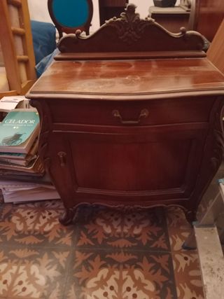 Mesa de noche antigua de madera
