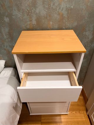 Cómoda blanca y madera muy bonita