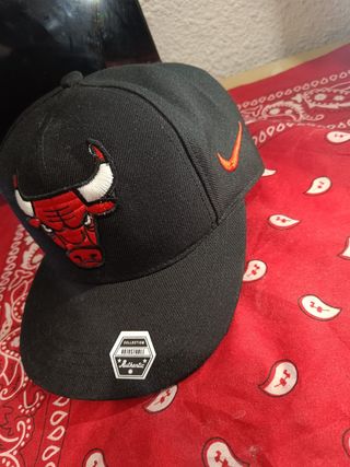 Gorra Nike y Chicago Bulls Negra Roja Ajustable