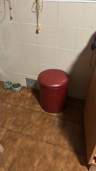 Taburete antiguo de piel