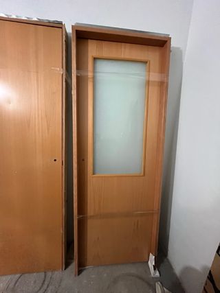 Puerta de madera con cristal