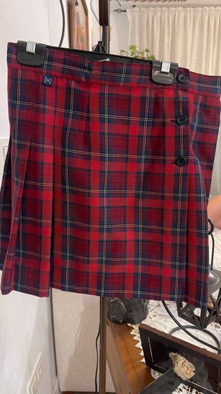 Falda de uniforme Rosario Moreno cuadros rojos
