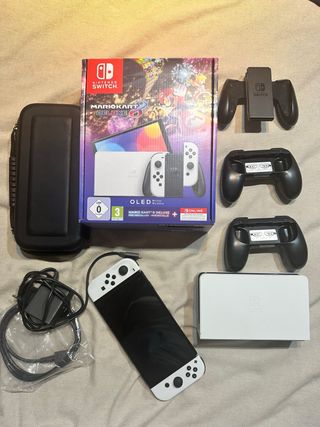 Nintendo Switch OLED blanca con accesorios y funda