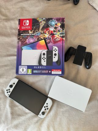 Nintendo Switch OLED blanca con accesorios y funda