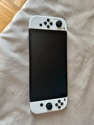 Nintendo Switch OLED blanca con accesorios y funda