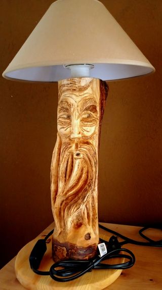 Lámpara de madera tallada cara anciano