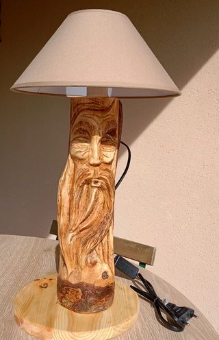 Lámpara de madera tallada cara anciano
