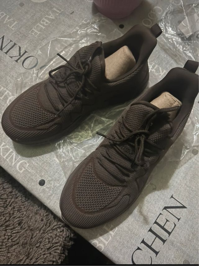 Scarpe marroni da ginnastica e lavoro