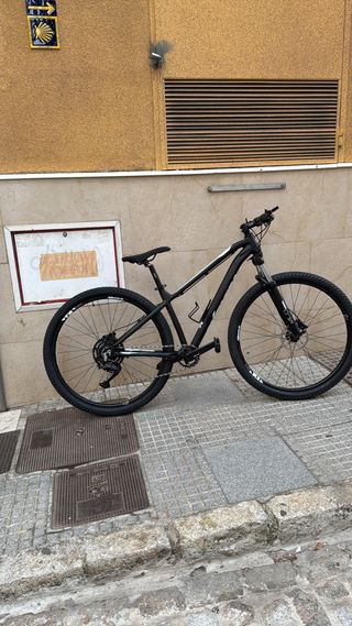 Bicicleta de montaña negra