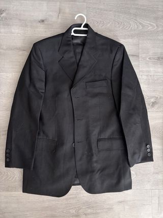 3 trajes en color negro, gris oscuro y azul