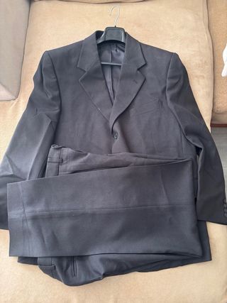 3 trajes en color negro, gris oscuro y azul