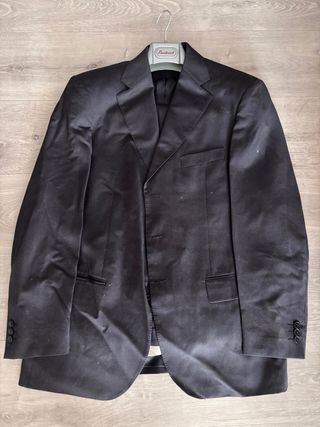 3 trajes en color negro, gris oscuro y azul
