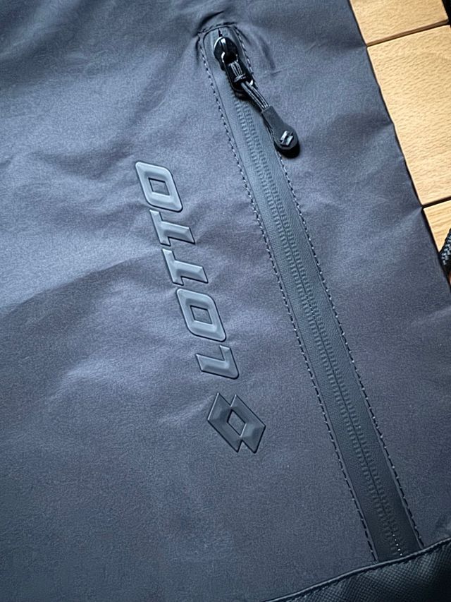 Sacca sportiva Lotto colore nero.