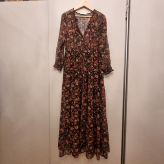 Vestido vintage largo oscuro,  estampado floral.