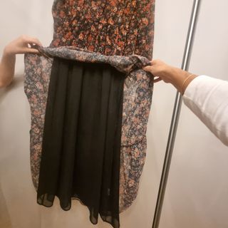 Vestido vintage largo oscuro,  estampado floral.